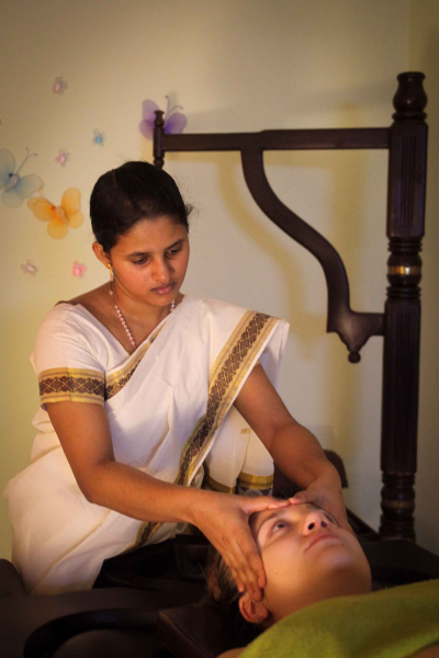 Масляный индийский массаж всего тела, в котором проводится проработка марм - активных точек тела. Есть вариации этой процедуры для головы, лица и тела. Санкт-Петербург цена, купить, продать, фото